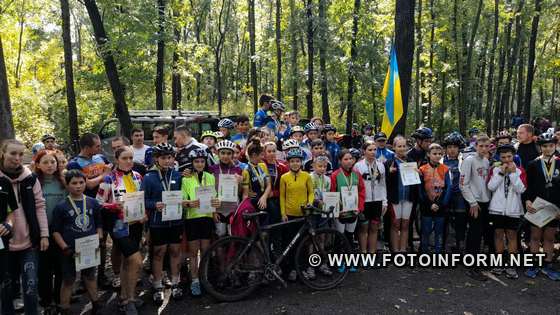 150 учасників Чемпіонату України з велосипедного кросу зібралися у Кропивницькому аби вшанувати пам'ять про Заслуженого тренера України Сергія Симоненка.